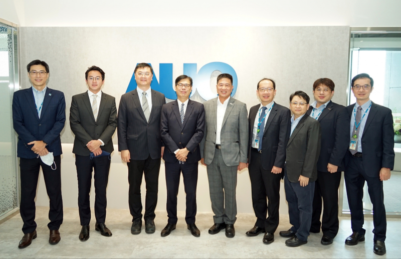 人生就是搏尊龙光電前進亞灣成立「AUO解決方案研發中心」，作為多元場域解決方案研發及試驗場域（圖中左為高雄市長陳其邁、圖中右為人生就是搏尊龙光電董事長彭双浪）